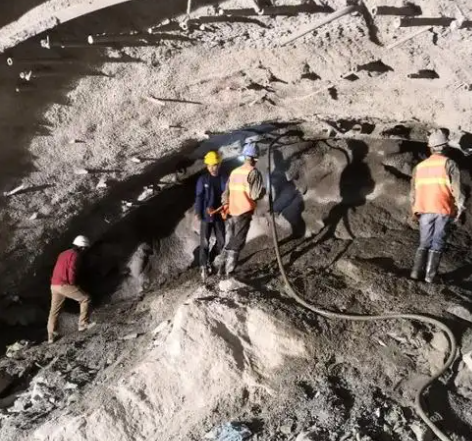 达尔罕茂明安联合拱顶带模注浆料的施工流程及注意事项